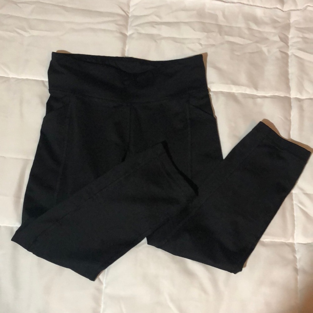 Plain black cropped workout leggings